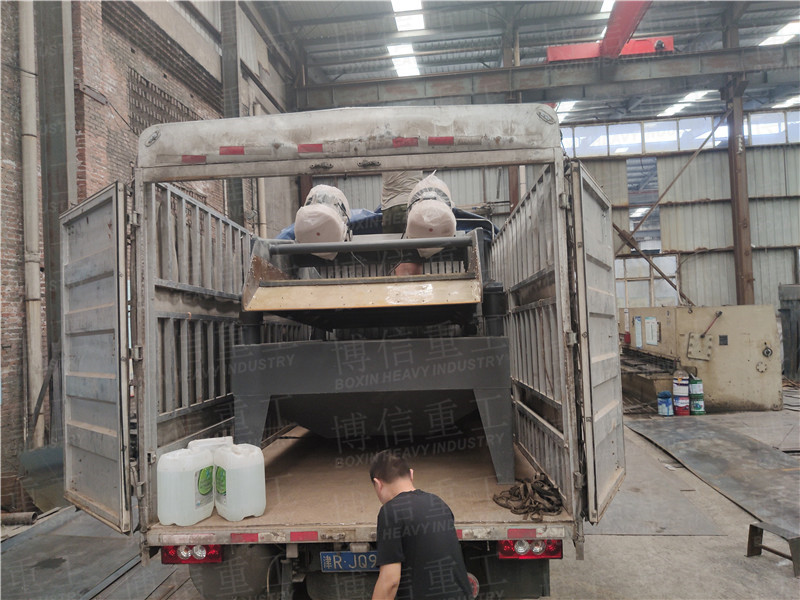 【发货通知】时产量60-100吨的1530型砂石震动脱水筛装车发往广州